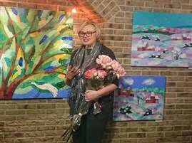 Natalia Pankova vid sin utst&auml;llning "Livets Tr&auml;d"